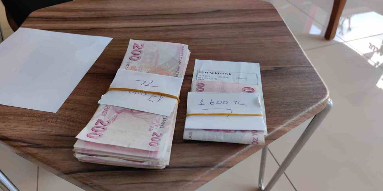 Yaşlı Kadının Kaybettiği Umre Parasını Eczacı Buldu