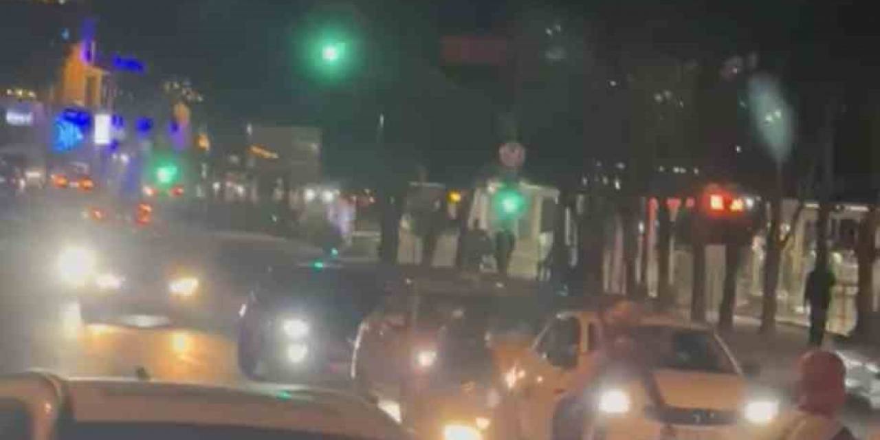 İstanbul’da Trafikte Tehlikeli Anlar Kamerada: Dans Ederek Araçların Önüne Atladılar