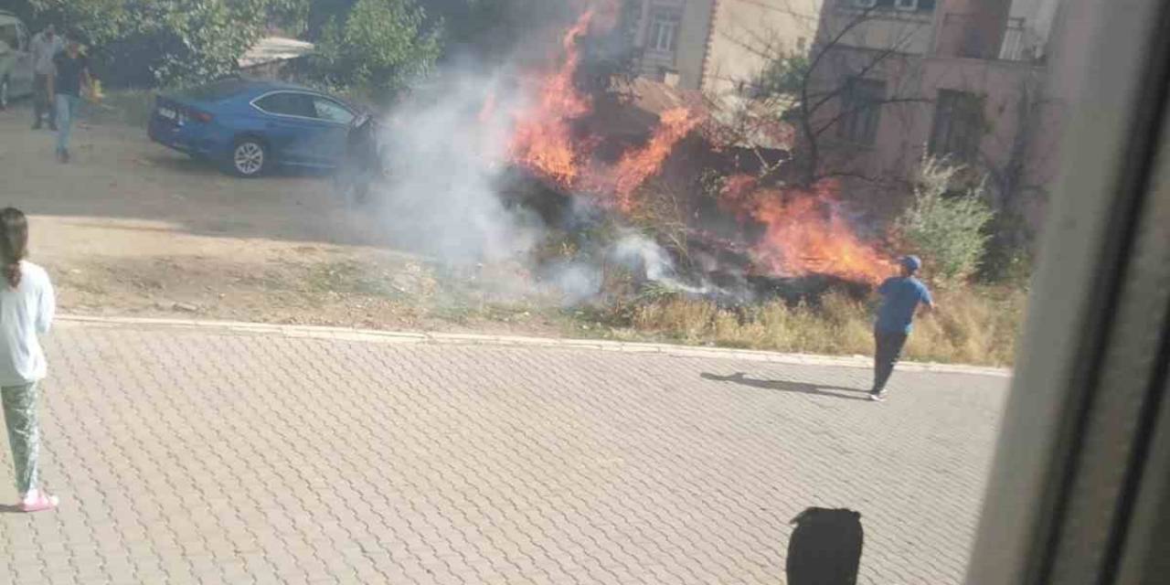 Elazığ’da Korkutan Yangın: Alevler Evlere Sıçramadan Söndürüldü