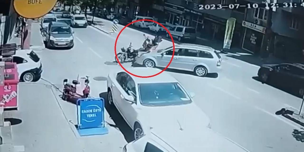 Siparişe Giden Kuryeye Otomobil Çarptı