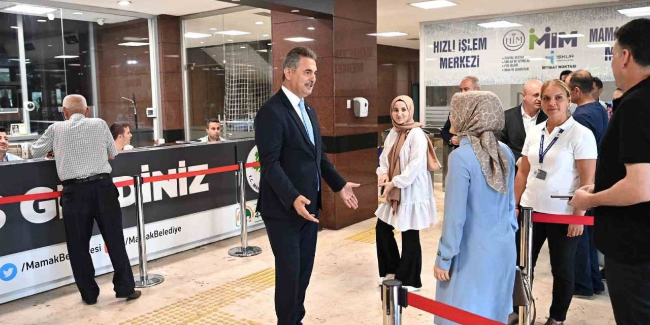 Mamak Belediye Başkanı Köse Vatandaşları Belediye Binasının Kapısında Karşılıyor