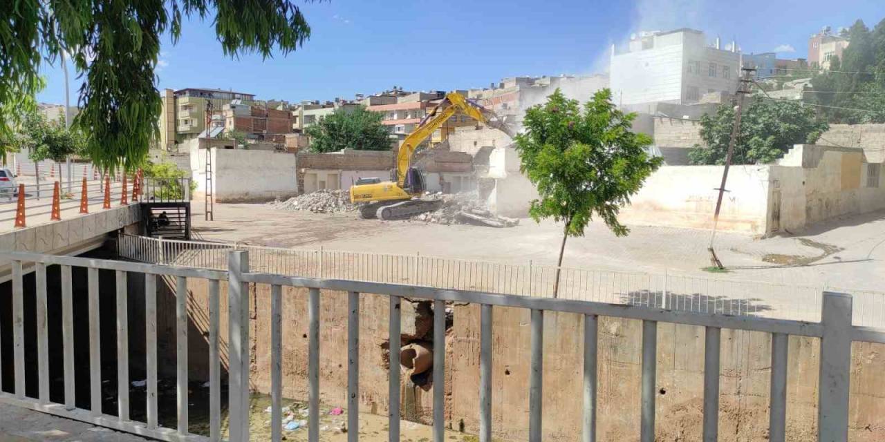 Sel Felaketi Sonrası Şanlıurfa’da Dere Kenarındaki Yapıların Yıkımı Sürüyor