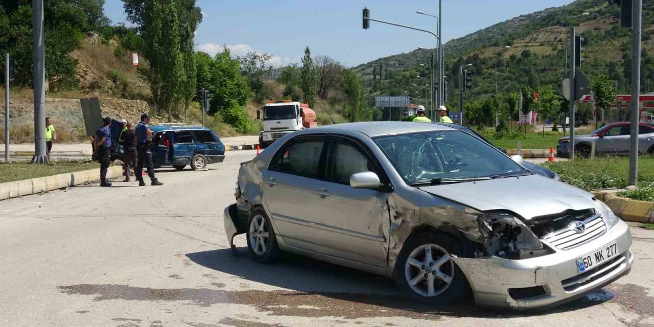 Kavşaktaki Kaza Güvenlik Kamerasına Yansıdı