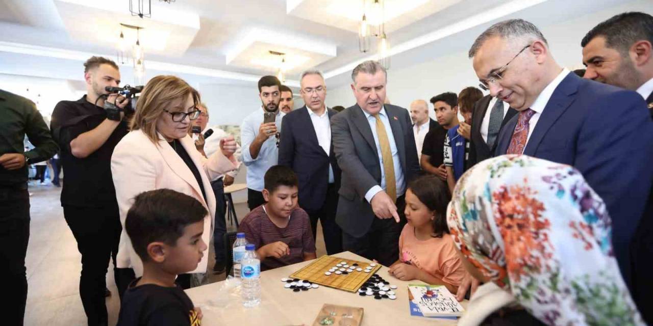 Bakan Bak, Depremzede Çocuklarla Basketbol Oynadı