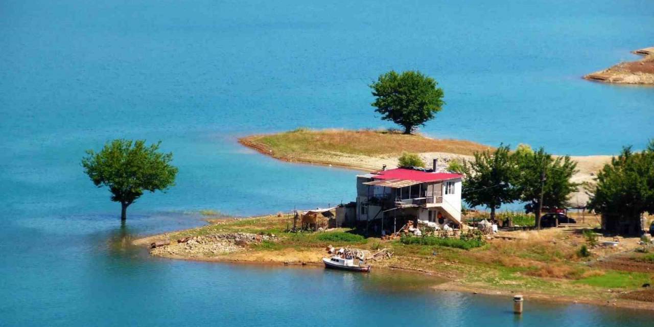 Menzelet Barajının Doğal Güzelliği Cezbediyor