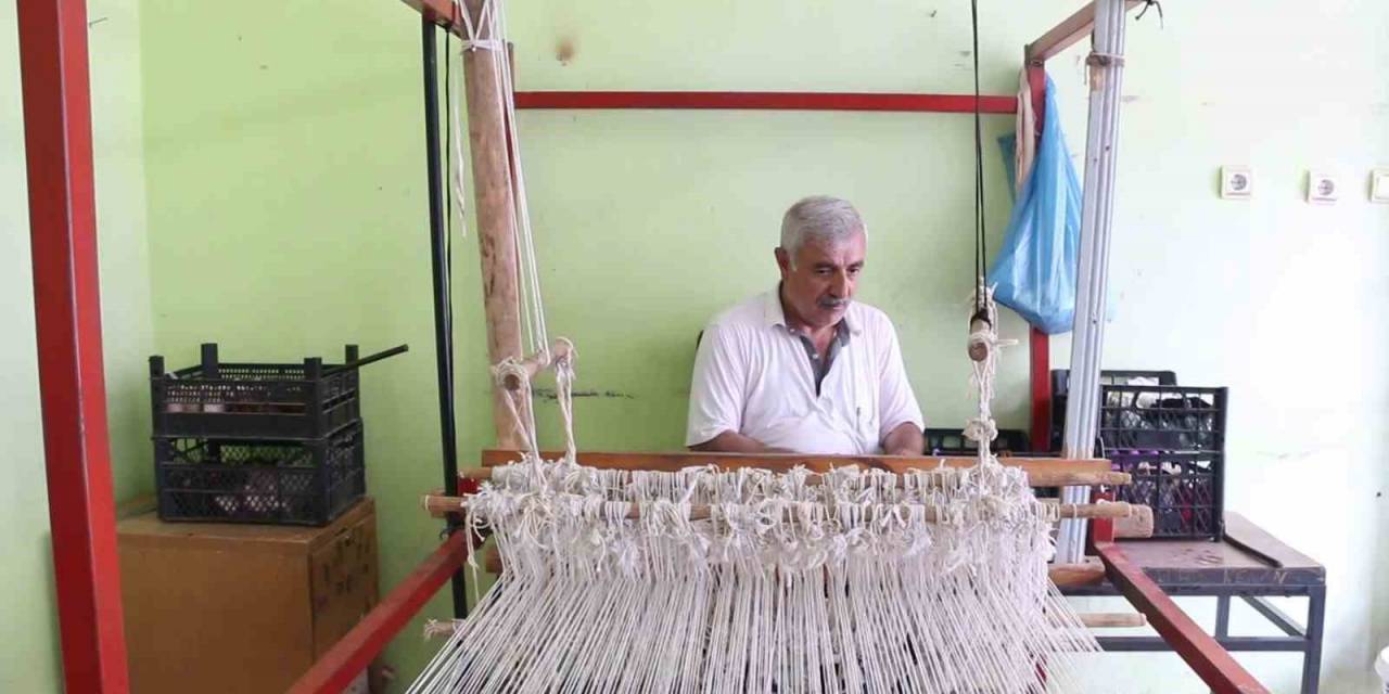 40 Yıllık Dokuma Ustası, Mesleği Evinin Bodrumunda Sürdürüyor