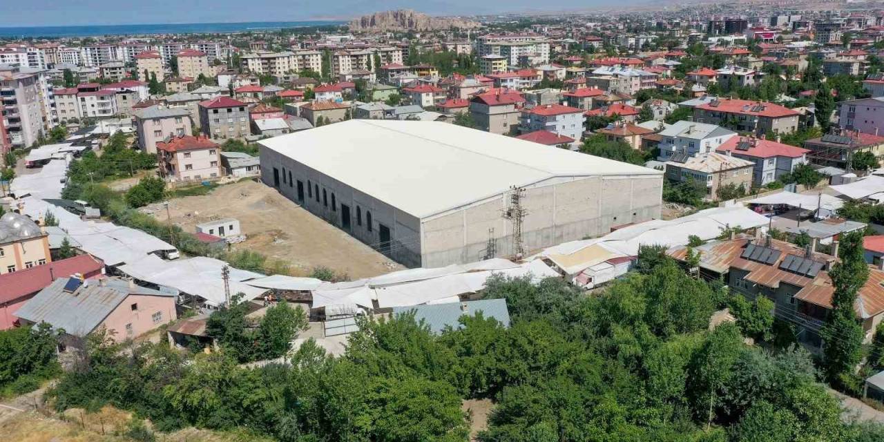 Van’da Kapalı Semt Pazarlarının Yapımı Sürüyor