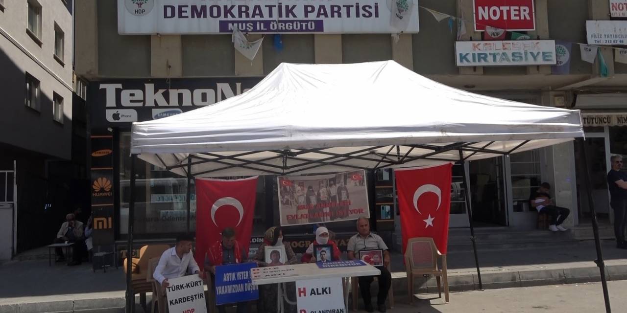 Muşlu Aileler Hdp Önündeki Eylemlerini Sürdürüyor