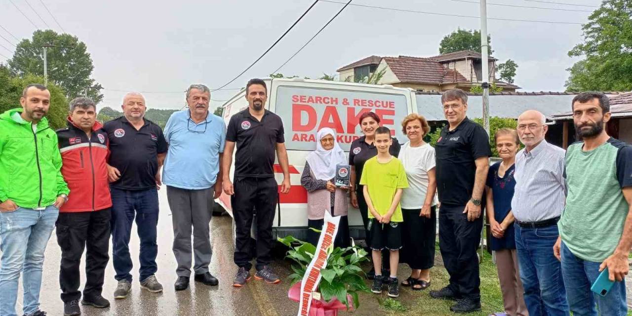 Depremi Yaşayan Hidayet Teyzeden Örnek Bağış