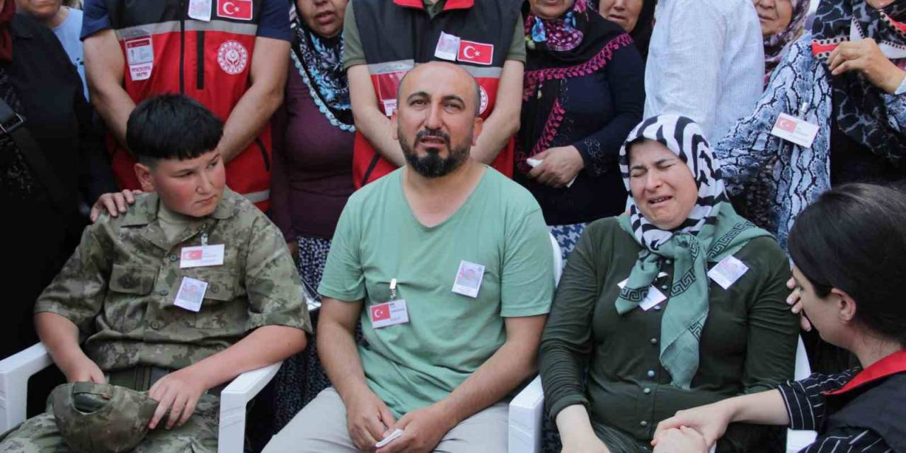Kardeşi, Şehit Ağabeyini Üniformasıyla Uğurladı