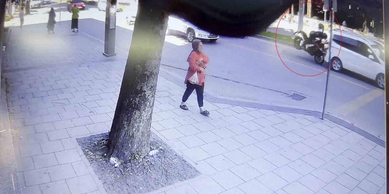 Akıllara Durgunluk Veren Kaza: Karayolunda Teknenin Altında Kaldı