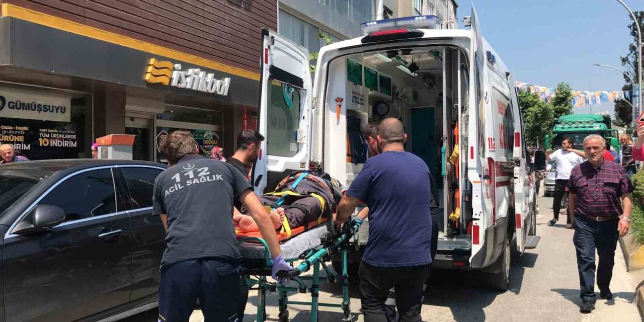 Hafif Ticari Aracın Çarptığı Motosiklet Sürücüsü Yaralandı