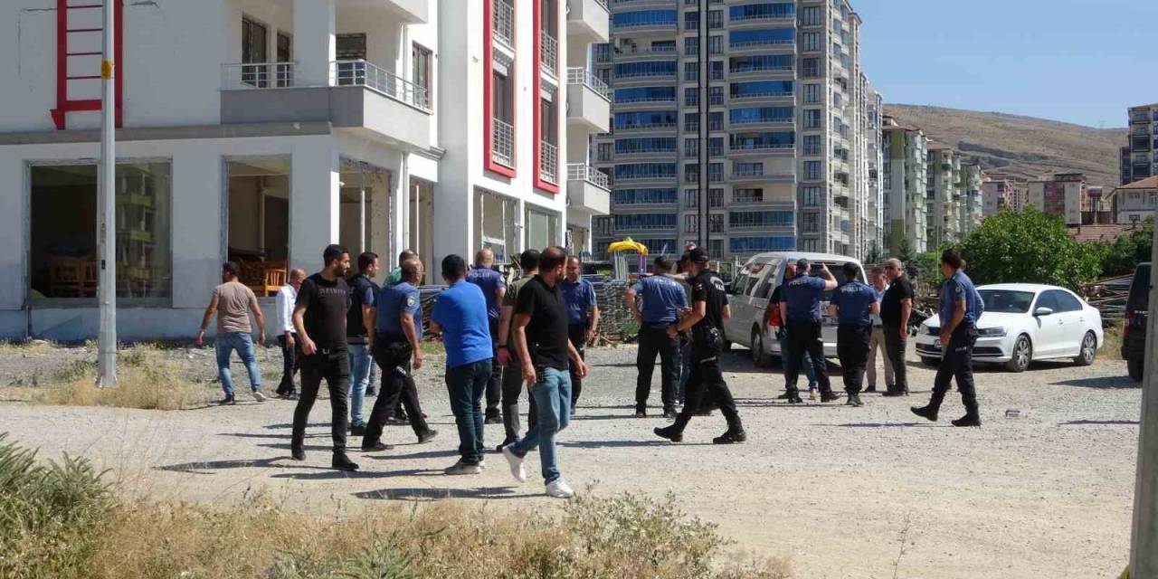 Husumetlisinin İş Yerini Basıp Kurşun Yağdırdı: 2 Yaralı