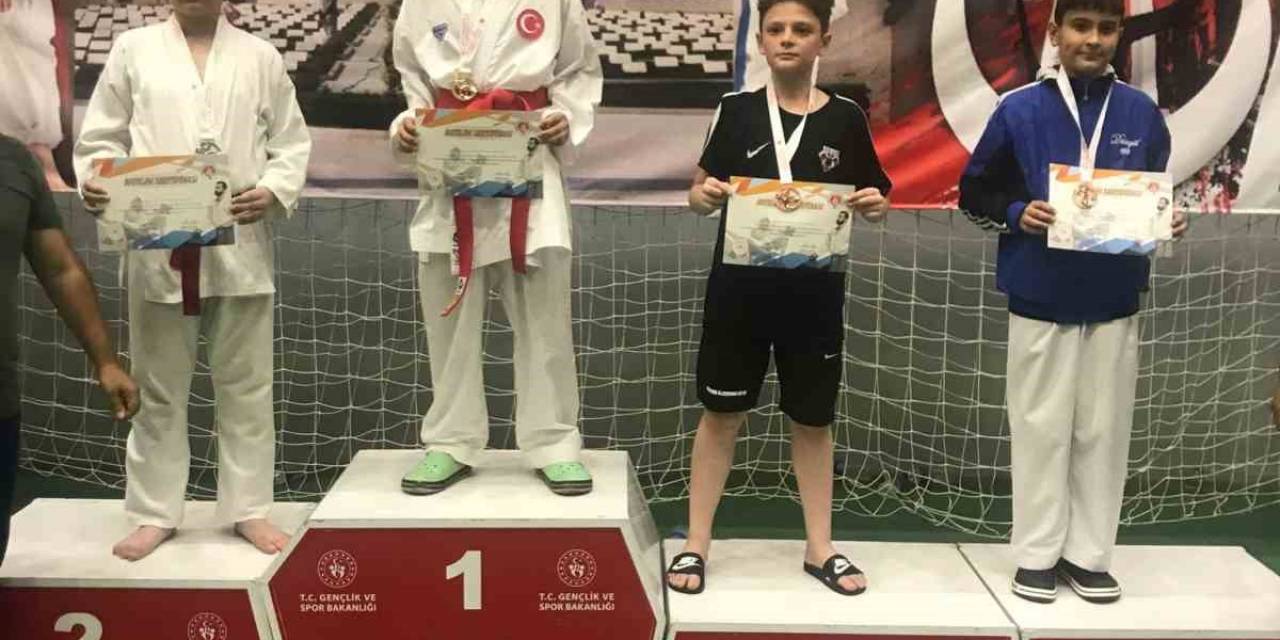 Körfezli Karateciler Çanakkale’den Madalyalarla Döndü