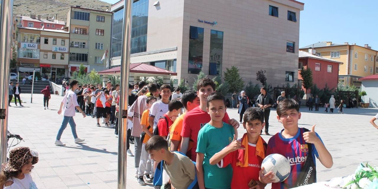 Minikler, Çalhanoğlu’na Forma İmzalatabilmek İçin Uzun Kuyruklar Oluşturdular