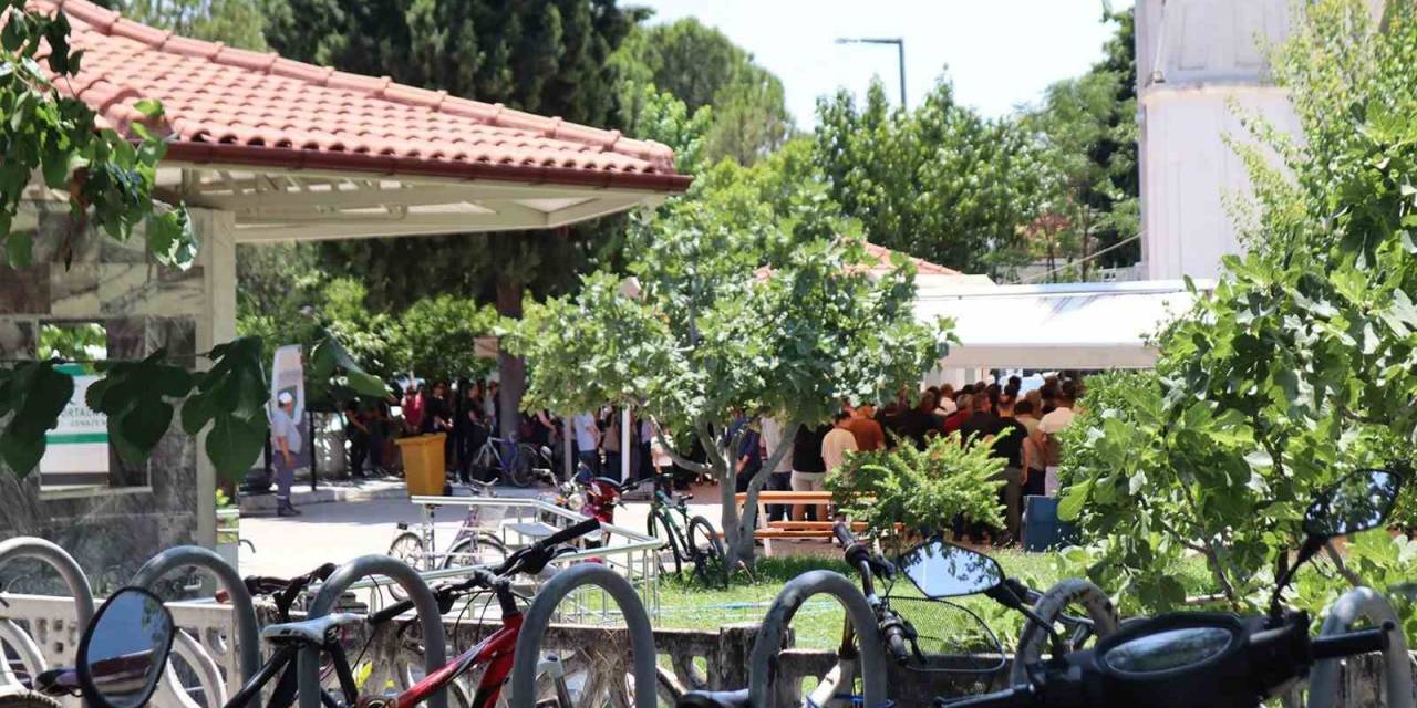 "maseratili Polis" Toprağa Verildi, Cenazede Gazeteciye Saldırı