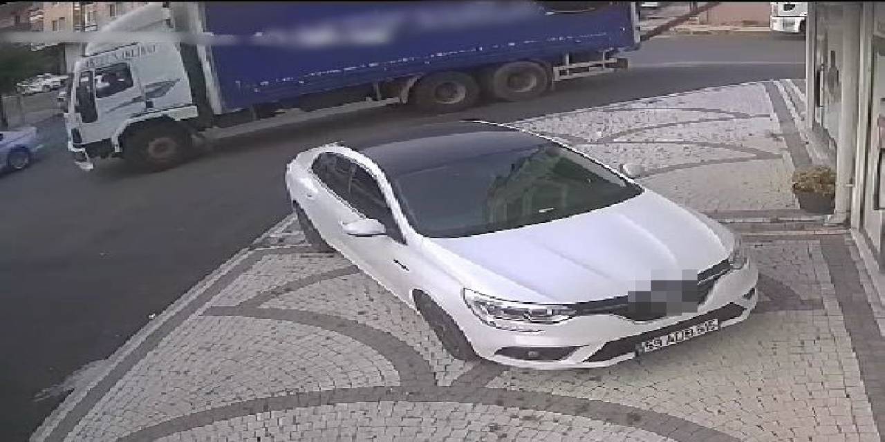 Geri Manevra Yapan Kamyon, Telefon Direğini Devirdi