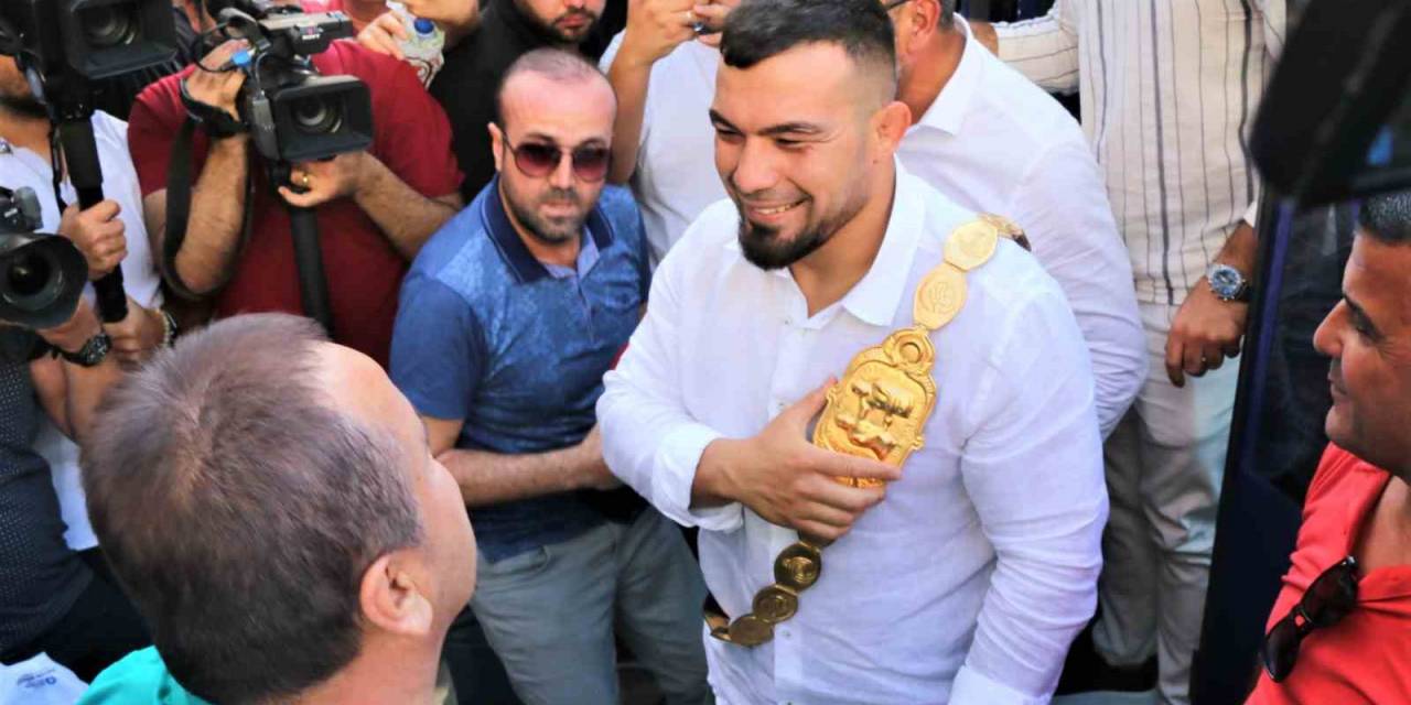 Kırkpınar Başpehlivanı Yusuf Can Zeybek’e Memleketi Antalya’da Coşkulu Karışılama