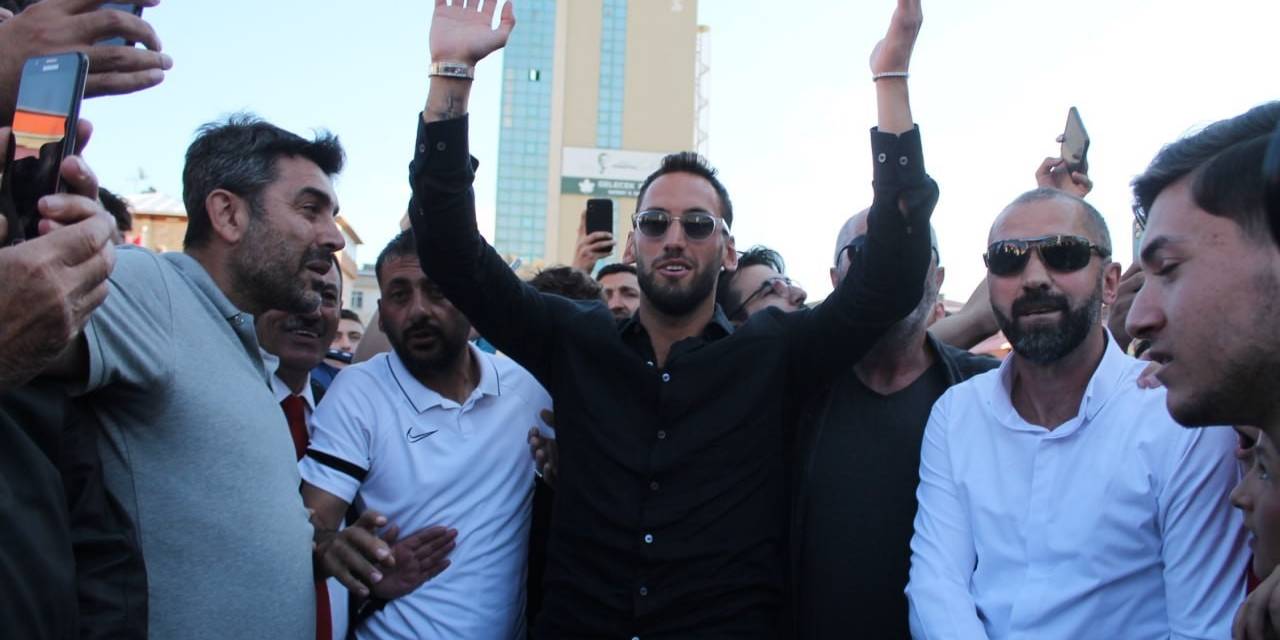 Hakan Çalhanoğlu’nun Bayburt Ziyaretinde İzdiham Yaşandı