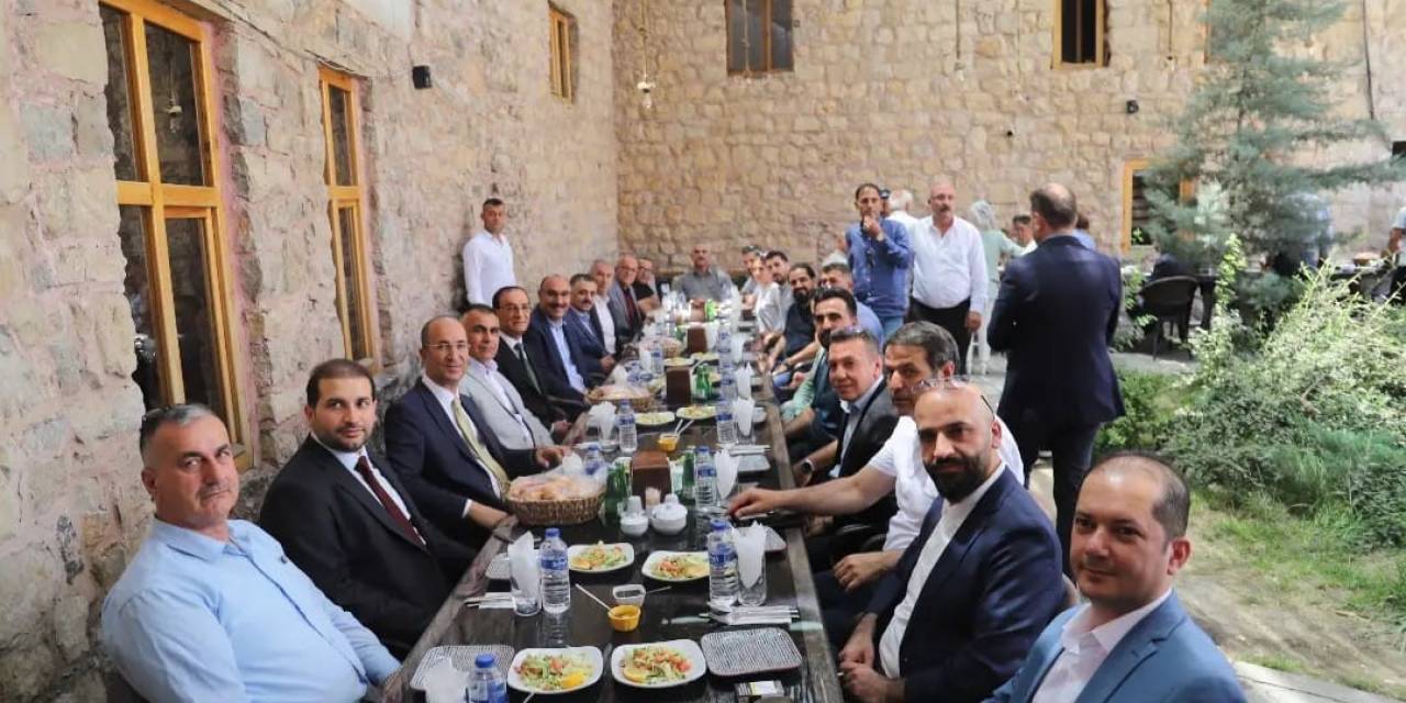 Irak Kafilesi Çukurca’yı Gezdi