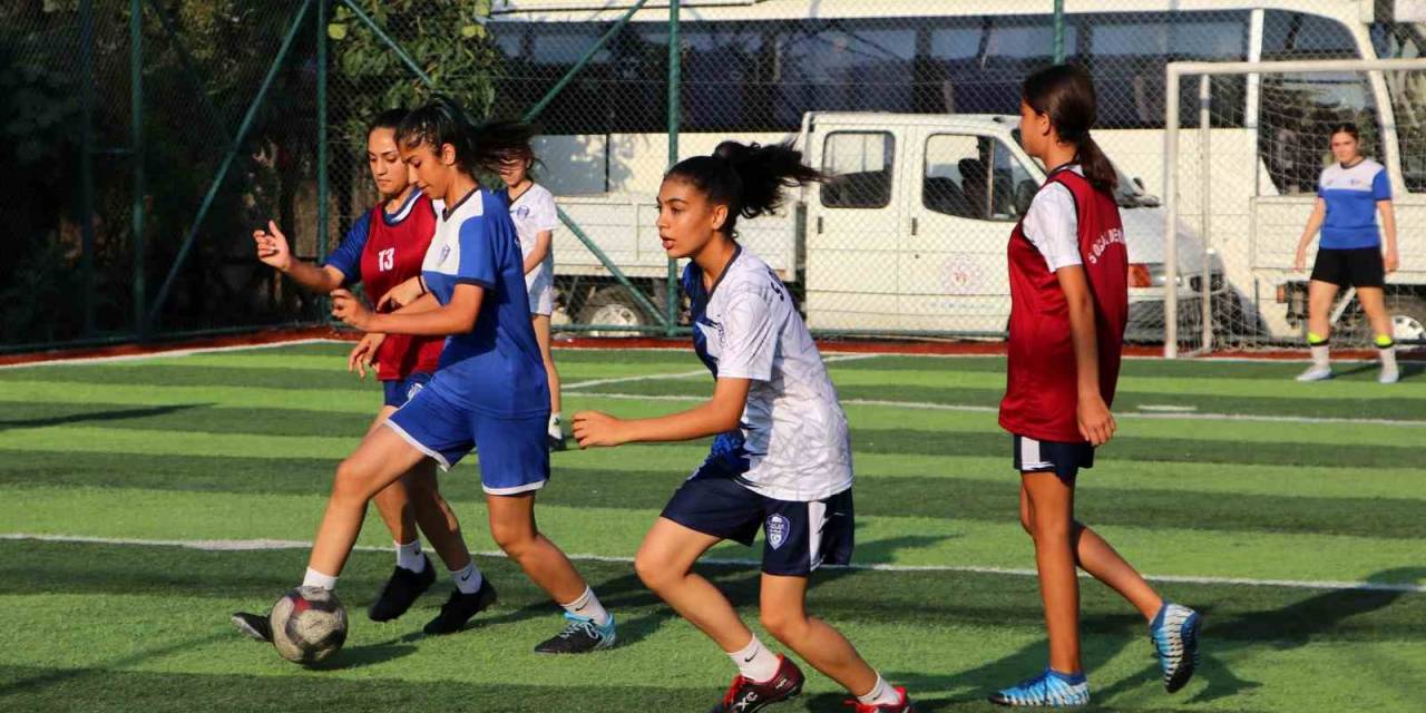 Futbol Aşkına 200 Kilometre Yol Gidiyorlar