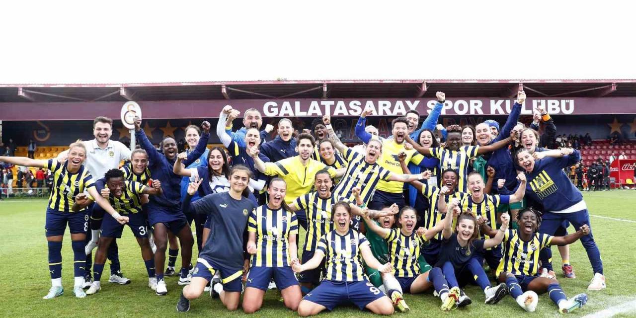 Fenerbahçe Kadın Futbol Takımı 13 Oyuncu İle Sözleşme Yeniledi