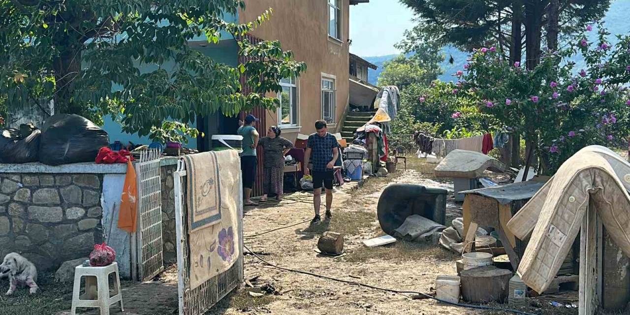 Sular Çekildi, Evlerde Temizlik Başladı