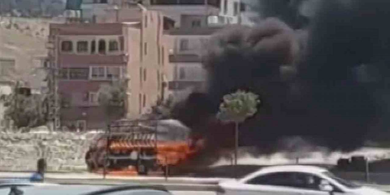 Kamyonet Alev Alev Yandı