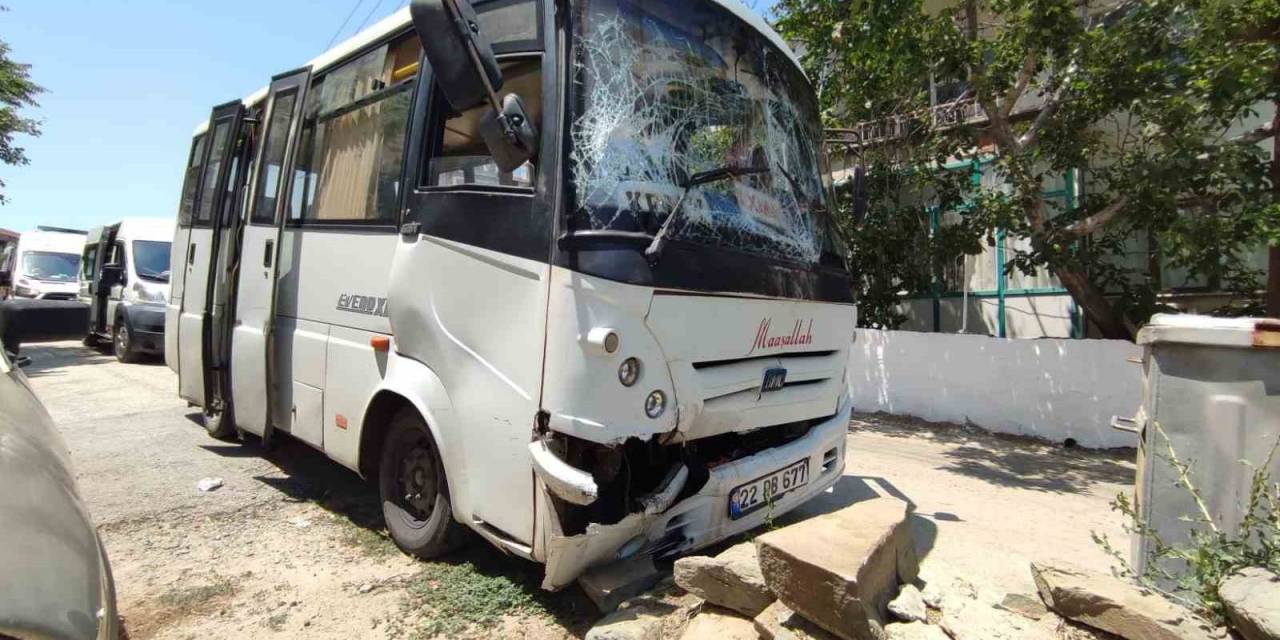 Keşan’da İki Yolcu Minibüsü Çarpıştı: 2 Yaralı
