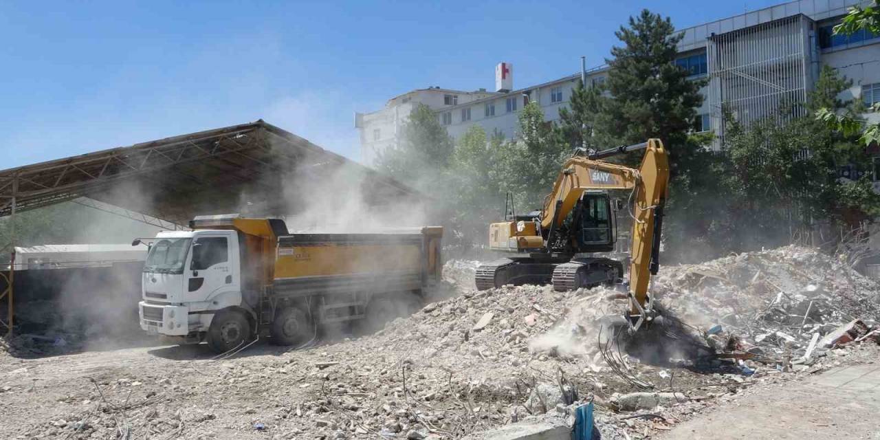 Malatya’da Ağır Hasarlı Binaların Yıkımı Devam Ediyor