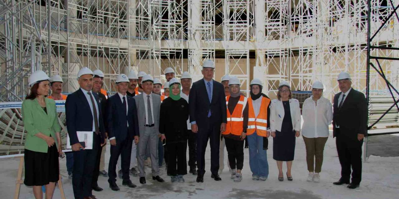 Bakan Ersoy’dan Şahinbey’in Dev Eserlerine Tam Not