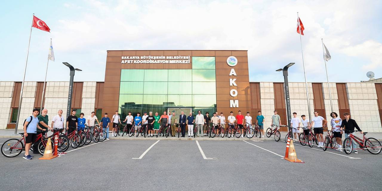 Yüce’den Harmanlıkspor’un Oyuncularına Bisiklet