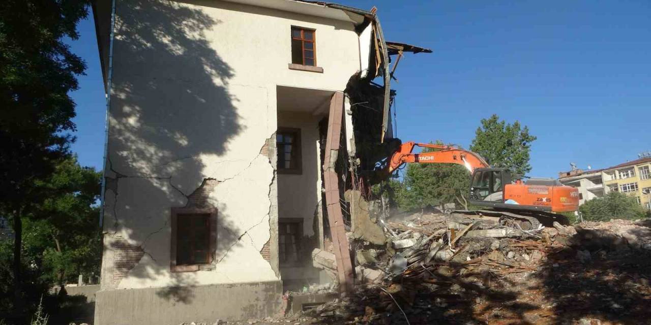 Depremde Hasar Alan Valilik Binası Yıkılıyor