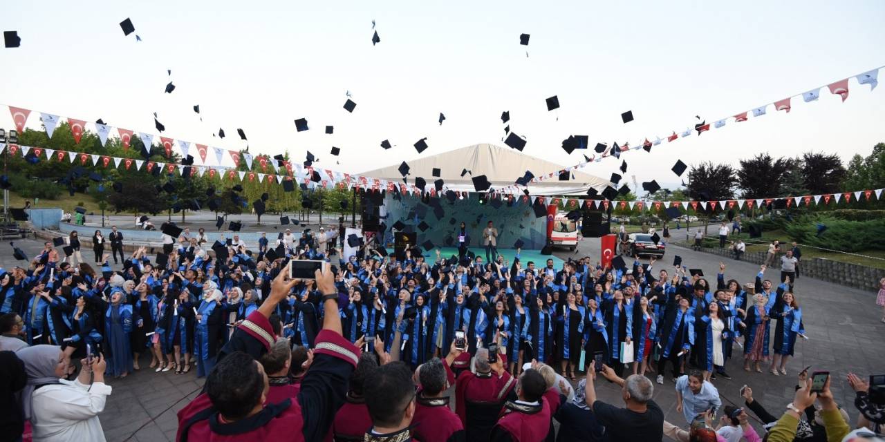 Ön Lisans Öğrencilerinin Mezuniyet Coşkusu