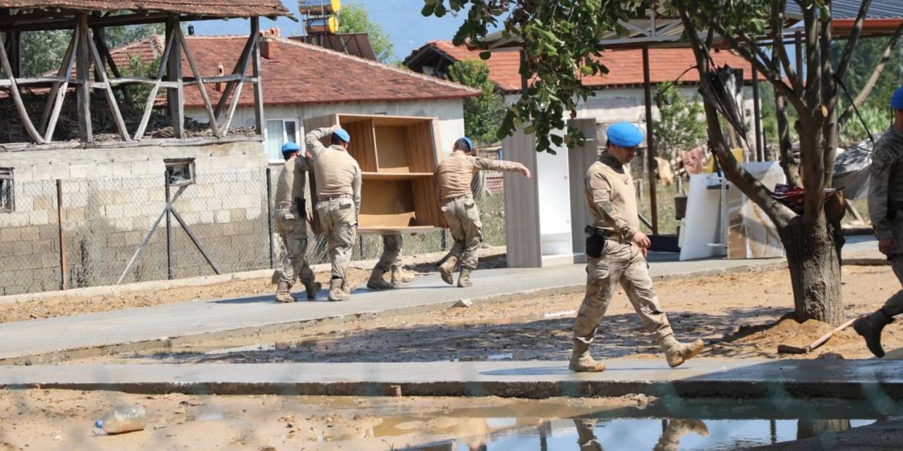 Mehmetçik İçmeler Halkına Destek Veriyor