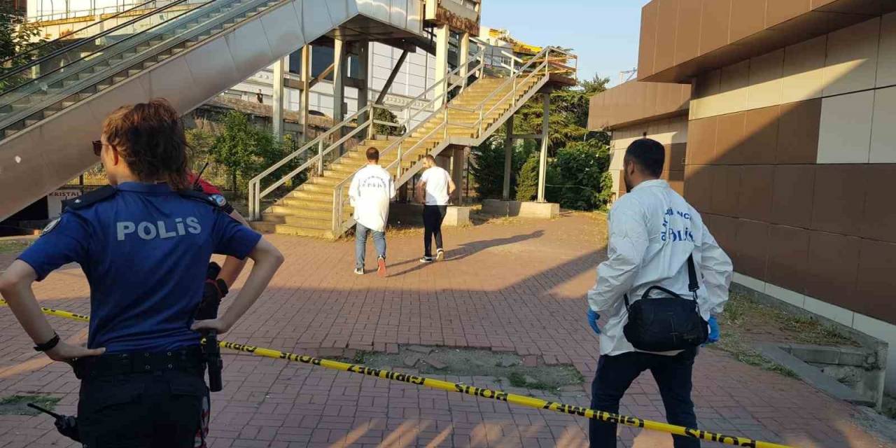 Yürüyen Merdivenin Altında Yeni Doğmuş Bebek Cesedi Bulundu
