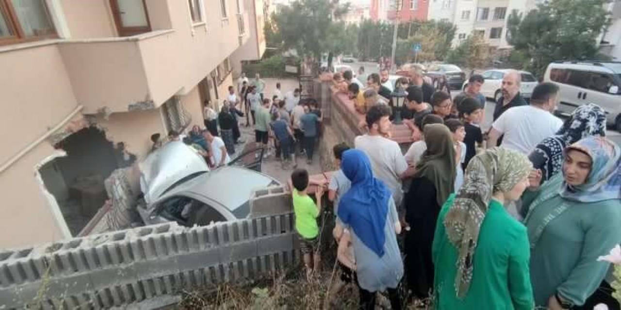 Otomobil Bahçeye Uçtu, 2 Kişi Yaralandı: Mahalleli Doğalgaz Patlaması Sanıp Sokağa Döküldü
