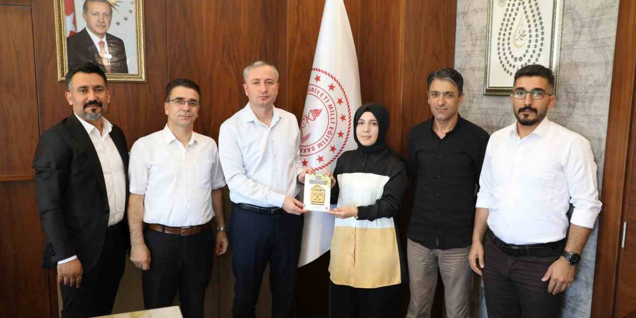 Ağrı’da Okul Yöneticileri Çıkardıkları Kitabı Milli Eğitim Müdürü Kökrek’e Hediye Etti
