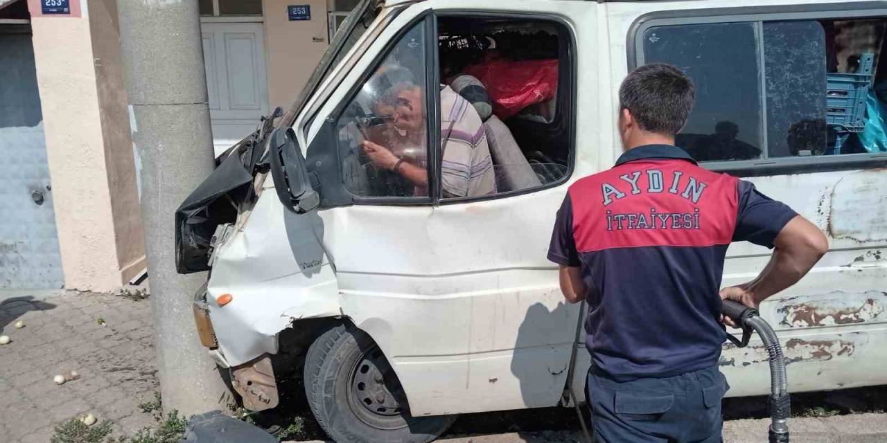 Minibüs Aydınlatma Direğine Çarptı: 1 Yaralı