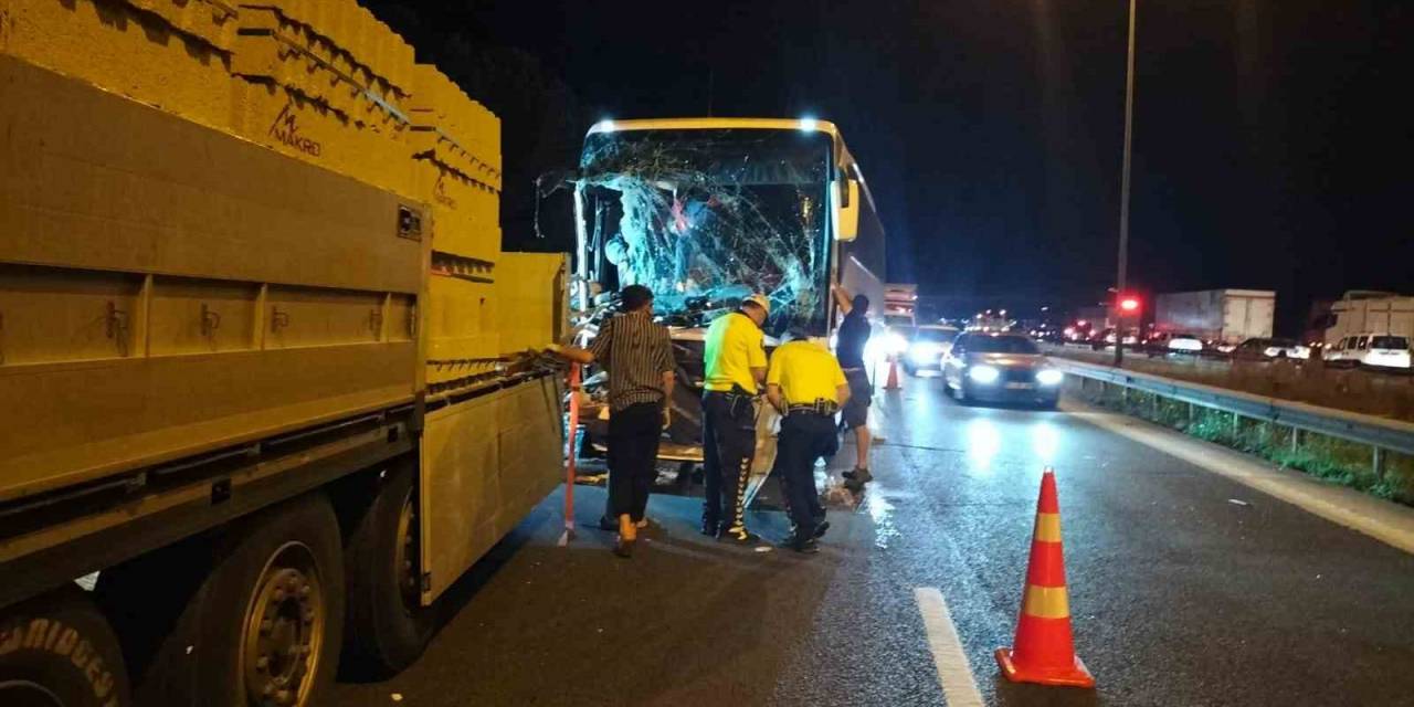 Adana’da Biri Otobüs 7 Araç Kazaya Karıştı: 16 Yaralı