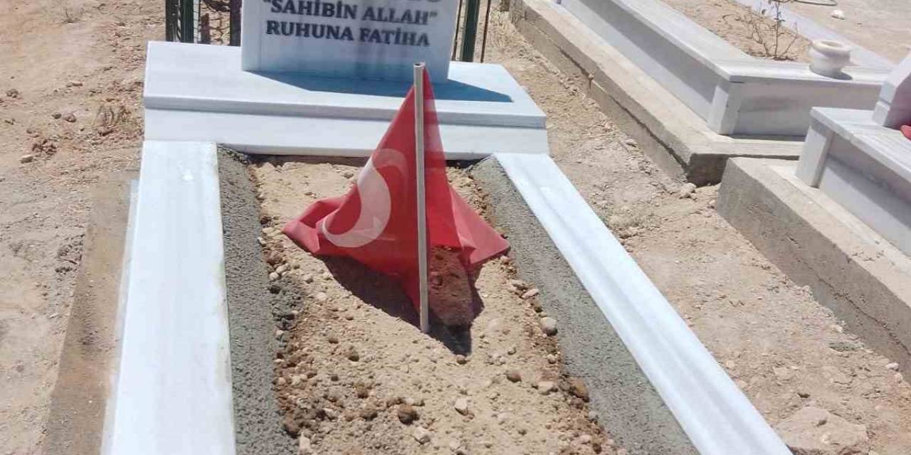 Depremde Vefat Eden ‘kimsesiz’ Çocuğun Mezarını Hayırsever Yaptırdı