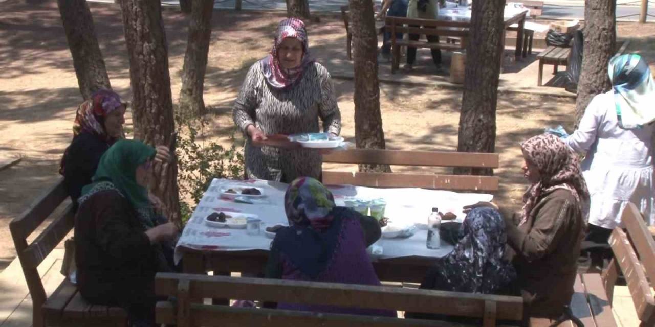 Ümraniye Belediyesi Kimsesiz Yaşlılara Etkinlik Düzenledi