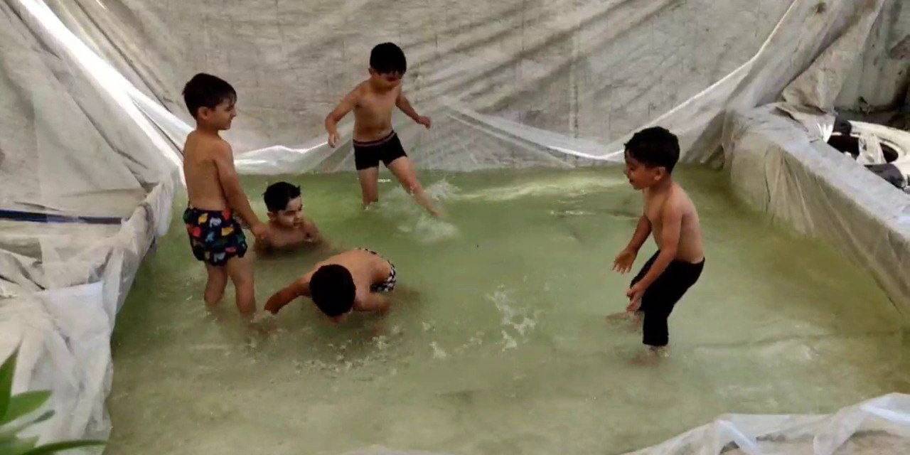 Sıcaktan Bunalan Çocuklar İçin Bahçesine Minyatür Havuz Yaptı