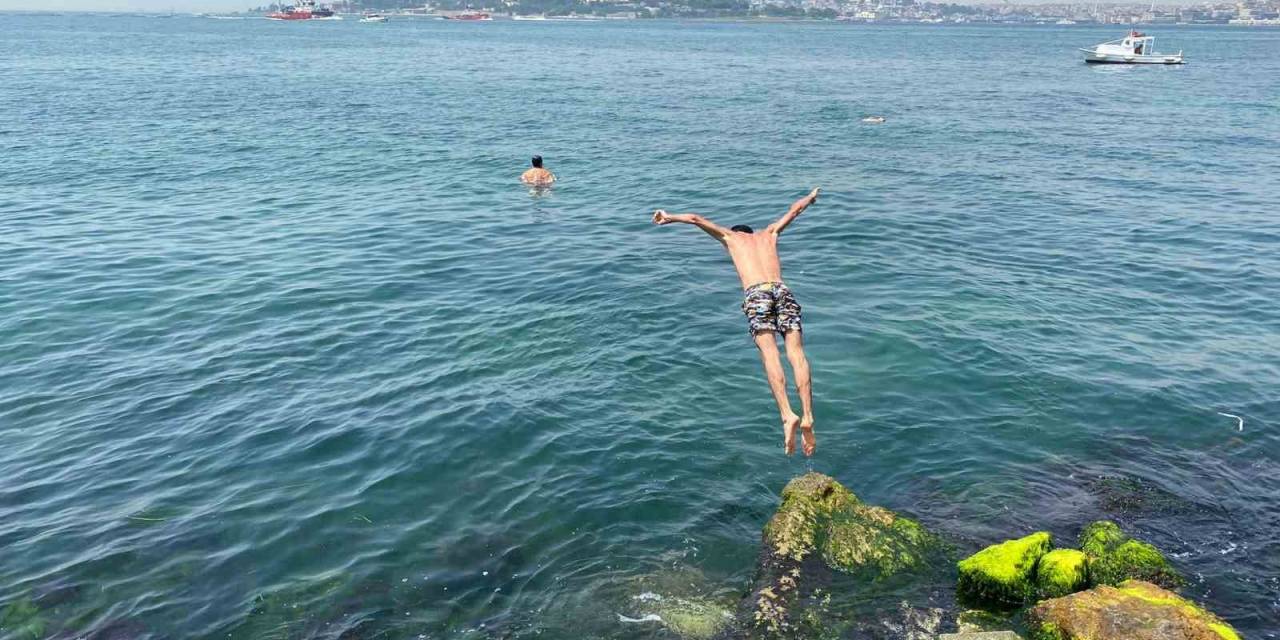 İstanbul’da Termometreler 34 Dereceyi Gördü, Vatandaşlar Üsküdar’da Denize Girdi