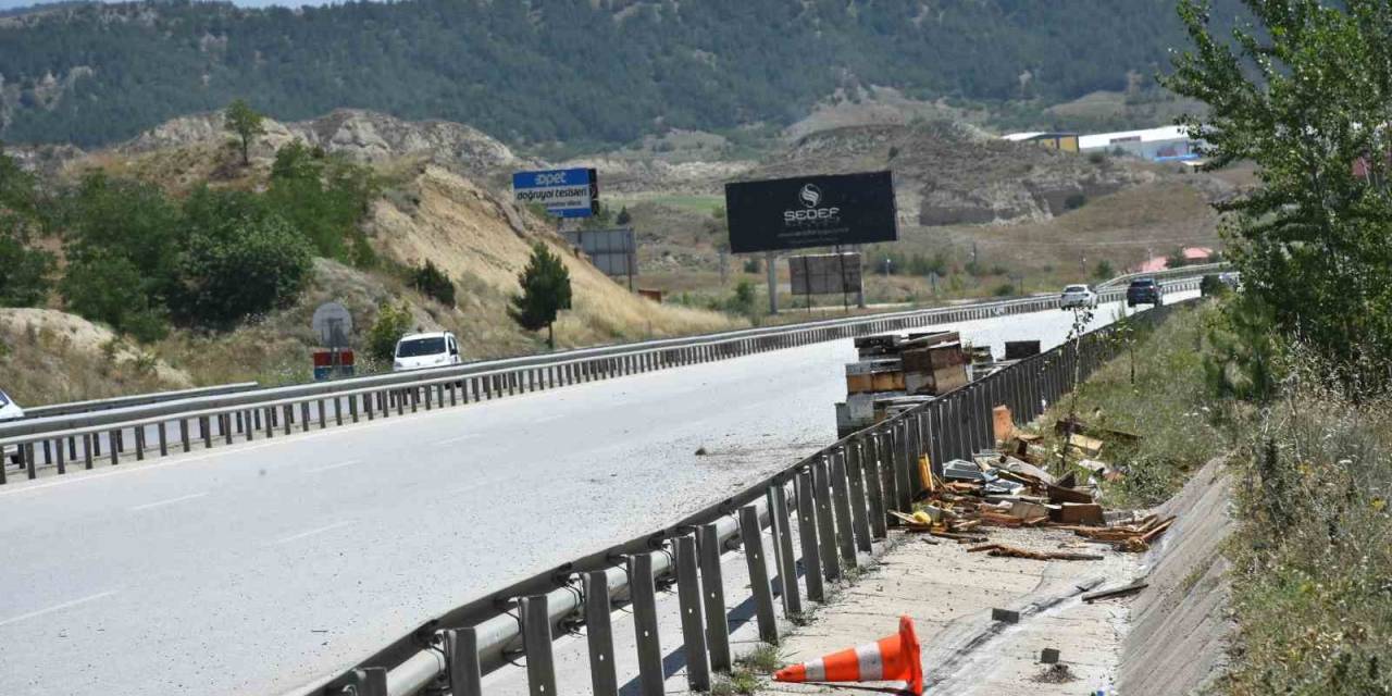 D100’de Arı Kovanı Yüklü Kamyon Devrildi: 1 Kişi Yaralandı, Arılar Telef Oldu