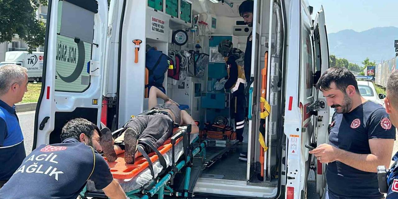 Kontrolden Çıkan Motosiklet Yol Kenarındaki Mermere Çarptı: 2 Yaralı