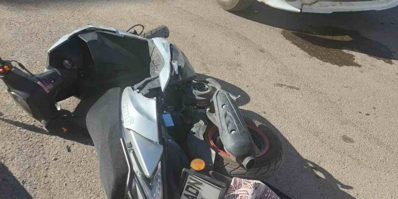 Motosiklet İle Kamyonet Çarpıştı: 3 Yaralı
