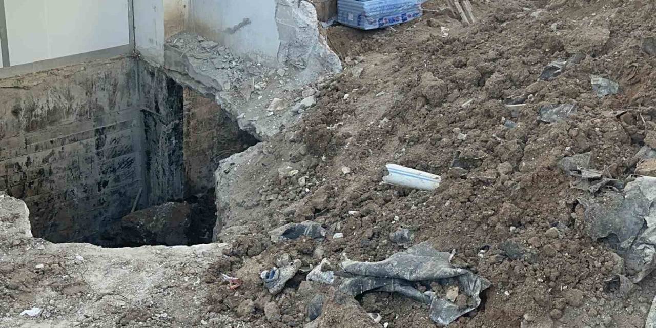 Elazığ’da Göçük Altında Kalan İşçi Ekipler Tarafından Kurtarıldı