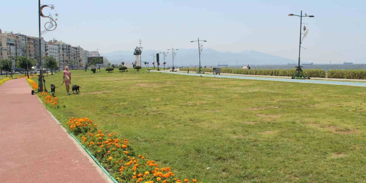 İzmir 41 Dereceyi Gördü, Meydanlar Boş Kaldı