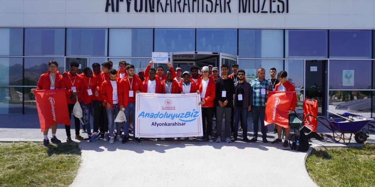 Balıkesir’den Gelen Gençler Afyonkarahisar’ı Gezdi